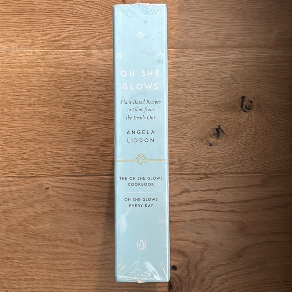 OH SHE GLOWS - Angela Liddon - brand new cook books - Picture 3 of 4
